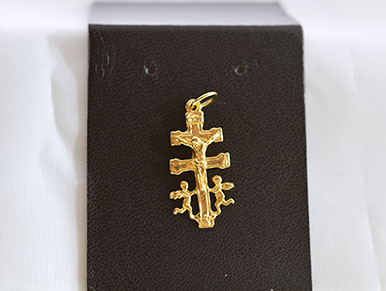 9932002 - Cruz 9 quilates